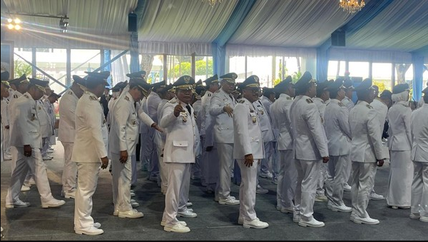 Presiden Prabowo Subianto Sematkan Tanda Pangka ke Pundak 6 Perwakilan Kepala Daerah